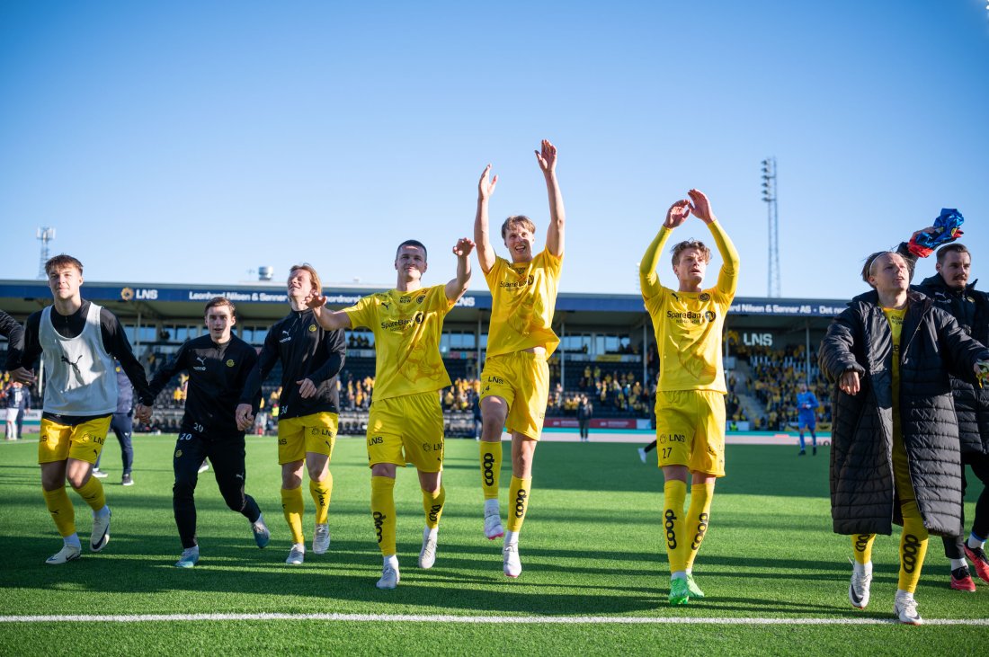 Glimt-spillerne takker publikum etter 1-0-seieren mot Strømsgodset i 2024