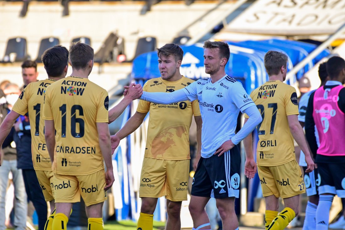 Erlend Dahl Reitan takker Glimt-spillerne for kampen etter 2-2 uavgjort på Aspmyra i kampen mellom Bodø/Glimt og Rosenborg 16. mai 2021