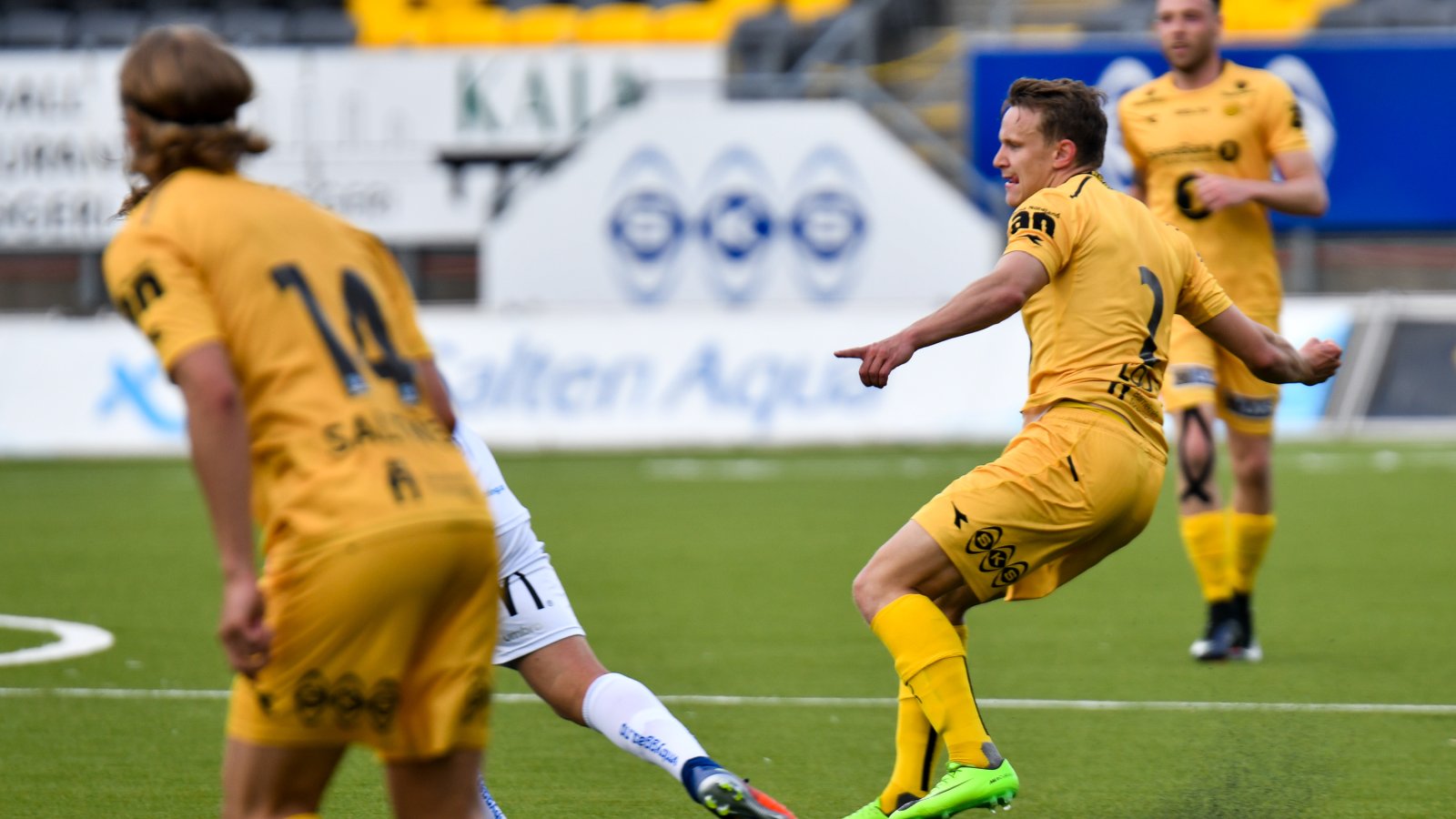 KRAFT I KULA: Midtstopper Marius Lode sender avgårde en stilfull pasning i kampen mellom Bodø/Glimt og Jerv på Aspmyra. (FOTO: Kent Even Grundstad)