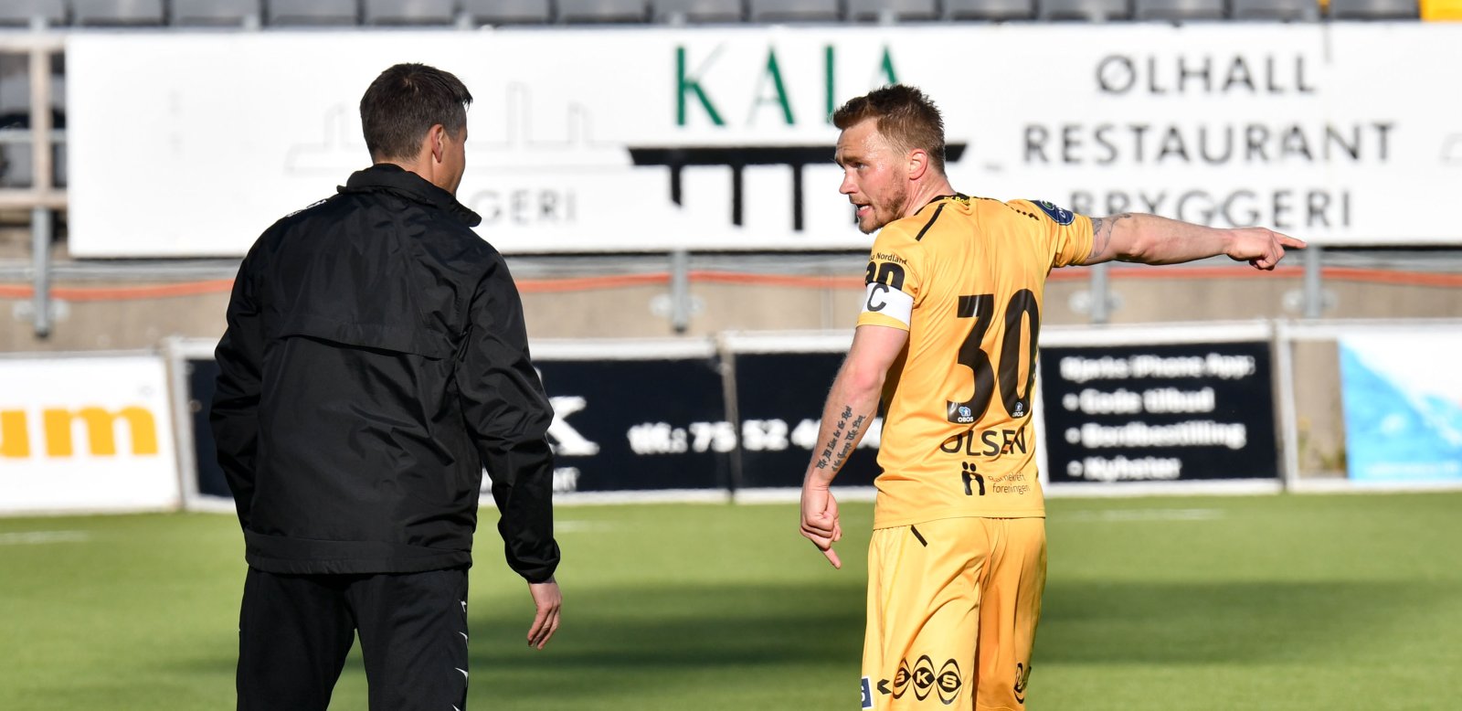 Bodø/Glimts Trond Olsen og trener Kjetil Knutsen diskuterer under oppgjøret mellom Glimt og Mjøndalen 28.05.2017