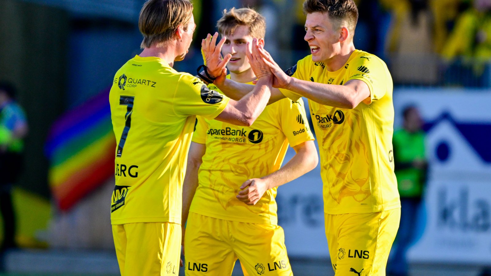 Patrick Berg og Jostein Gundersen jubler etter seieren mot Tromsø 16. mai på Aspmyra. I bakgrunnen smiler Fredrik Sjøvold