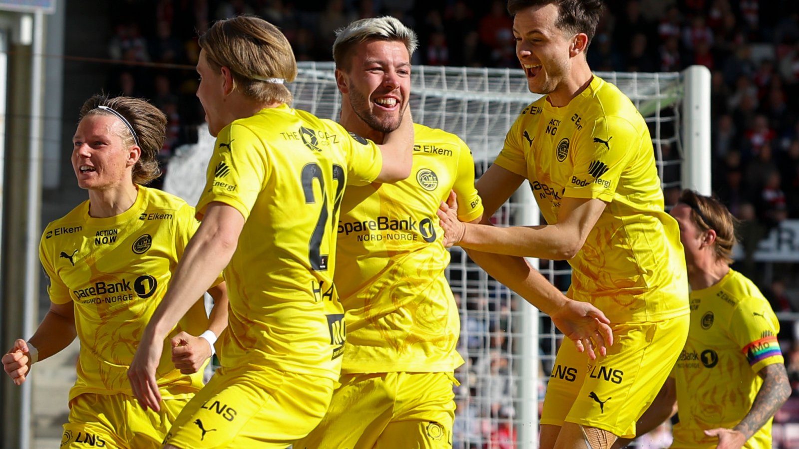 Bodø/Glimt-spillerne Fredrik André Bjørkan, Håkon Evjen, Jens Petter Hauge og August Mikkelsen feirer scoring mot Fredrikstad på bortebane i Eliteserien 2024