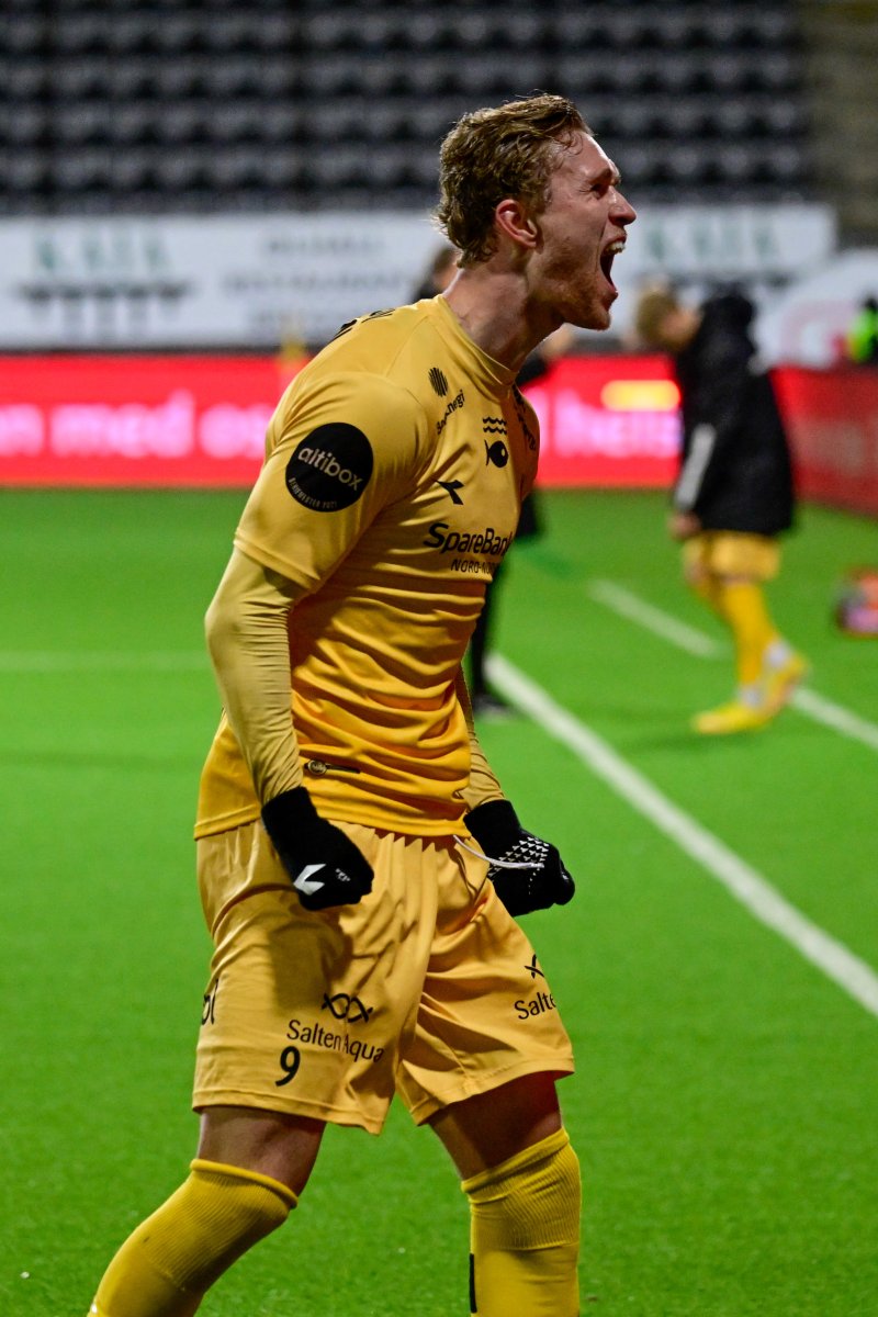 Ola Solbakken jublet mot publikum etter 5-4-seieren i 2022