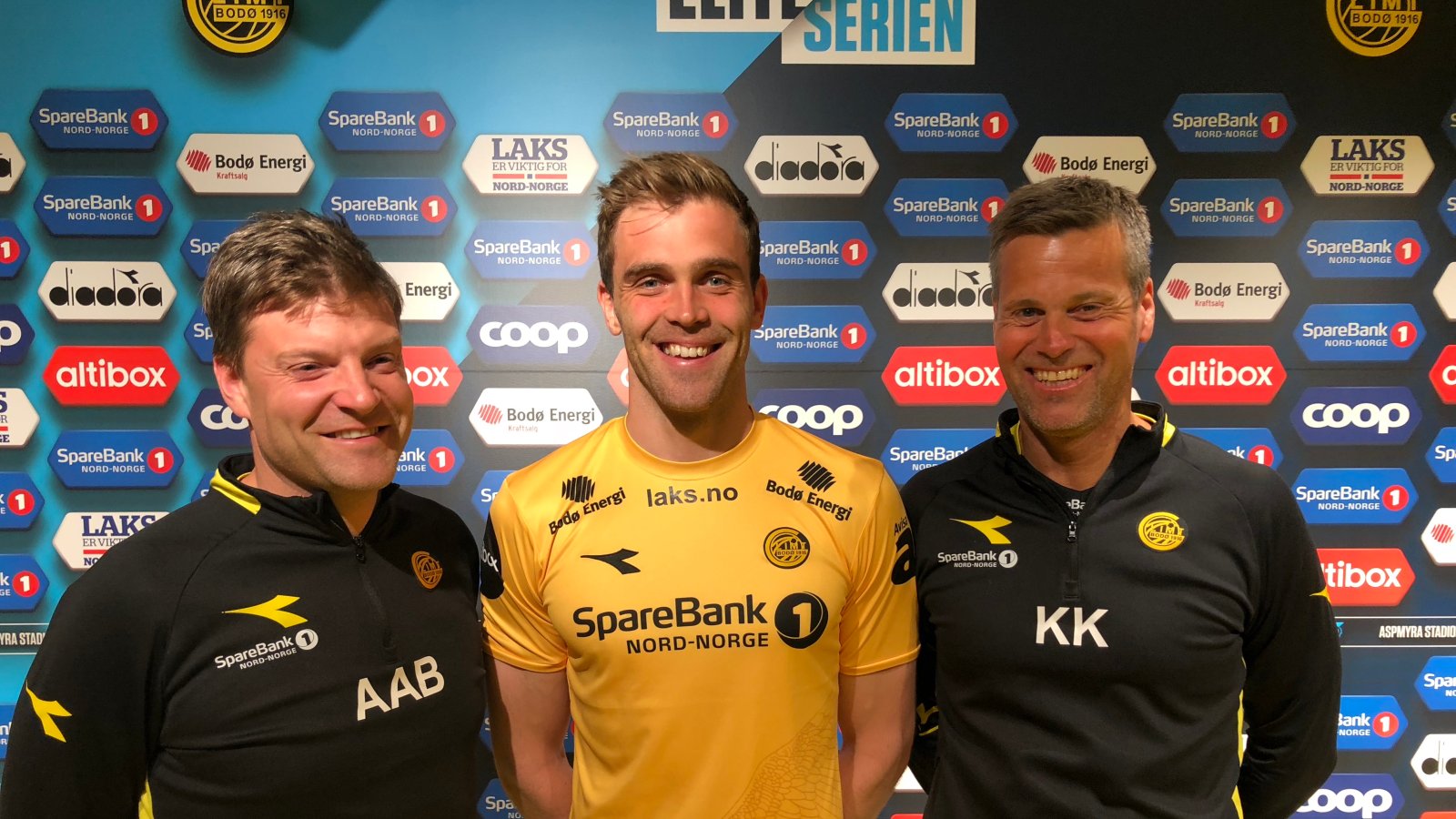 Aasmund Bjørkan, Brede Mathias Moe og Kjetil Knutsen etter signeringen.