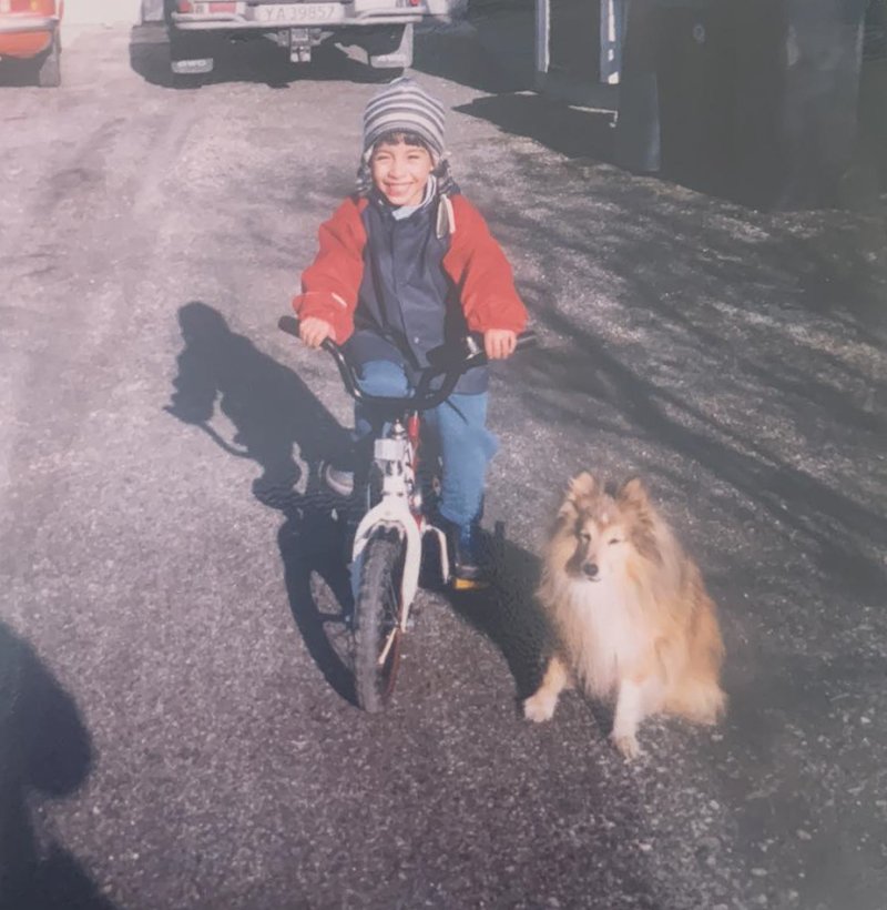 Joacim var mye ute med hunden Timmy hjemme i Bodø. Foto: Privat