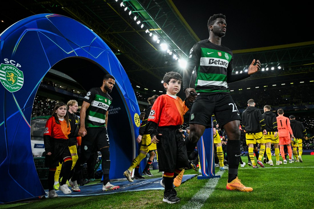 Bilde av Sporting som entrer banen før hjemmekampen mot Dortmund i Champions League