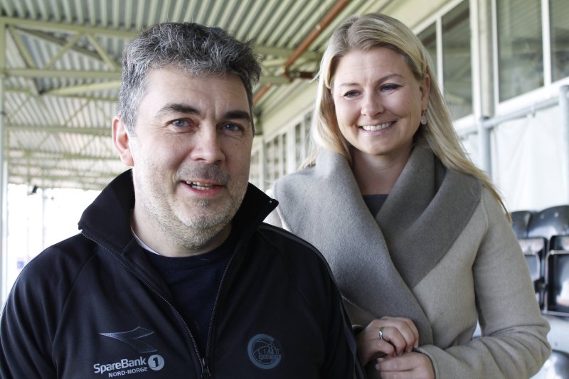 Frode Thomassen og Hege Leirfall Ingebrigtsen smiler bredt etter ansettelsen. Foto: Niklas Aune Johnsen