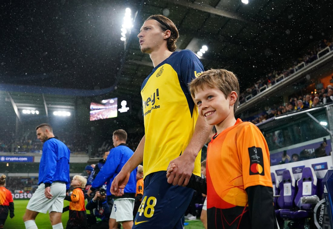 BRUSSELS, BELGIUM - OCTOBER 21: Fedde Leysen #48 of Union Saint-Gilloise walks onto the pitch ahead of the UEFA Champions League 2025/26 League Phase MD3 match between R. Union Saint-Gilloise and FC Internazionale Milano at RSC Anderlecht Stadium on October 21, 2025 in Brussels, Belgium. (Photo by Alex Bierens de Haan - UEFA/UEFA via Getty Images)