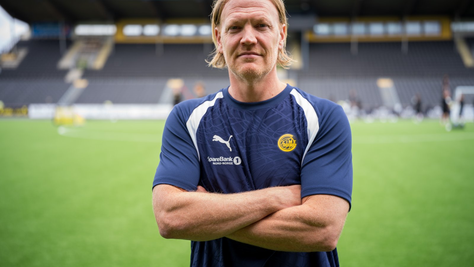 Thomas Mørk poserer i Glimt-klær ute på Aspmyra. 