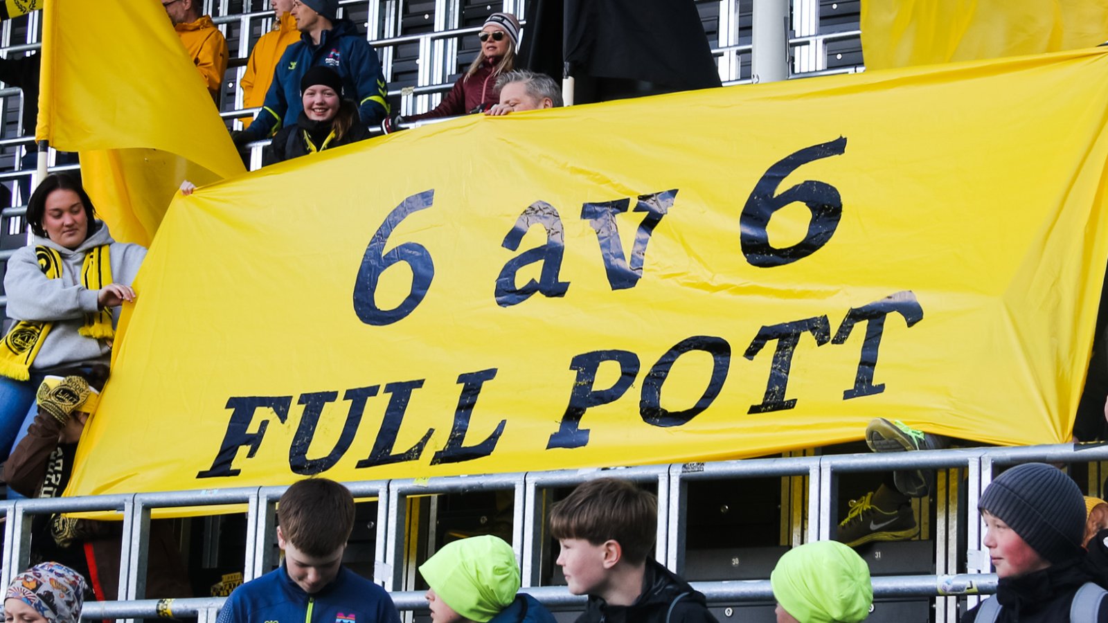 Bildet viser J-feltets TIFO fra etter kampen mellom Glimt Kvinner og  Hønefoss. "6 av 6 FULL POTT"