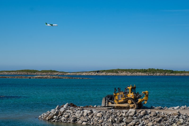 LNS utfører masseflyttingsarbeider under byggingen av den nye flyplassen i Bodø. Foto: Tor O. Iversen/Avinor