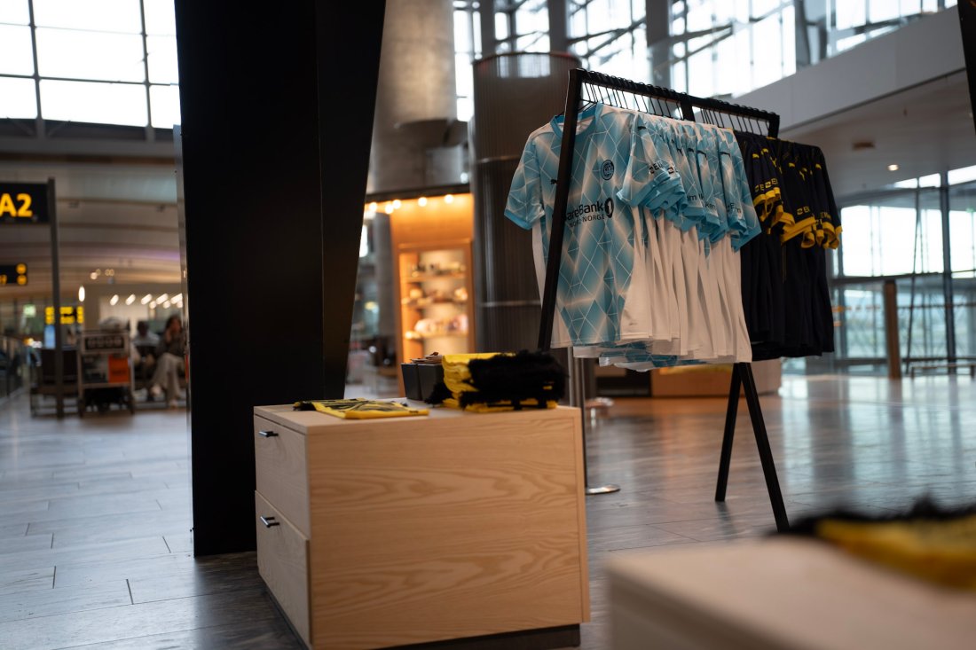 Rett utenfor utenlandsterminalen kan du nå kjøpe Glimt-produkter. Foto: Niklas Aune Johnsen