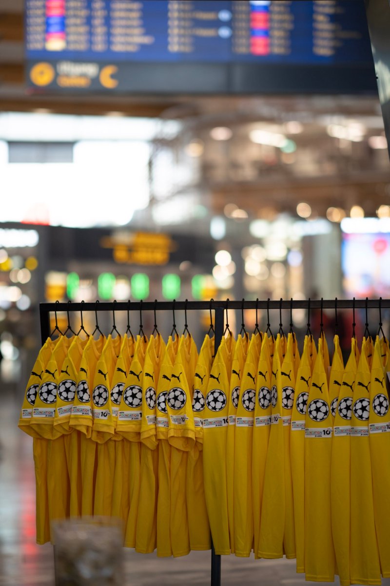 I avgangshallen på Gardermoen kan du nå kjøpe Glimt-effekter. Foto: Niklas Aune Johnsen