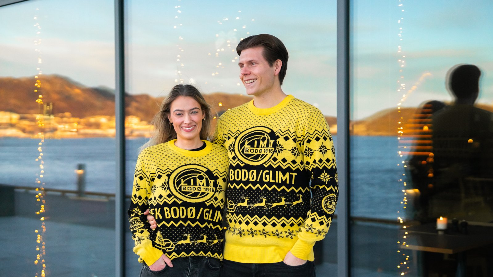 Åsne Skoglund og Samson Vonen poserer med den nye Glimt-julegenseren.
