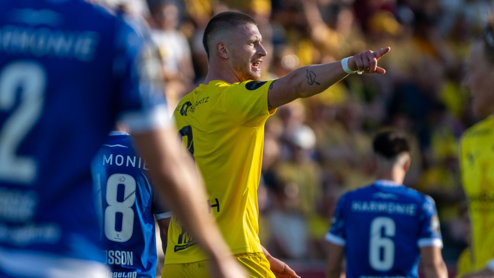 Kasper Høgh peker mot venstre side av banen med sin høyre arm under oppgjøret mot Sandefjord på Aspmyra i mai 2024