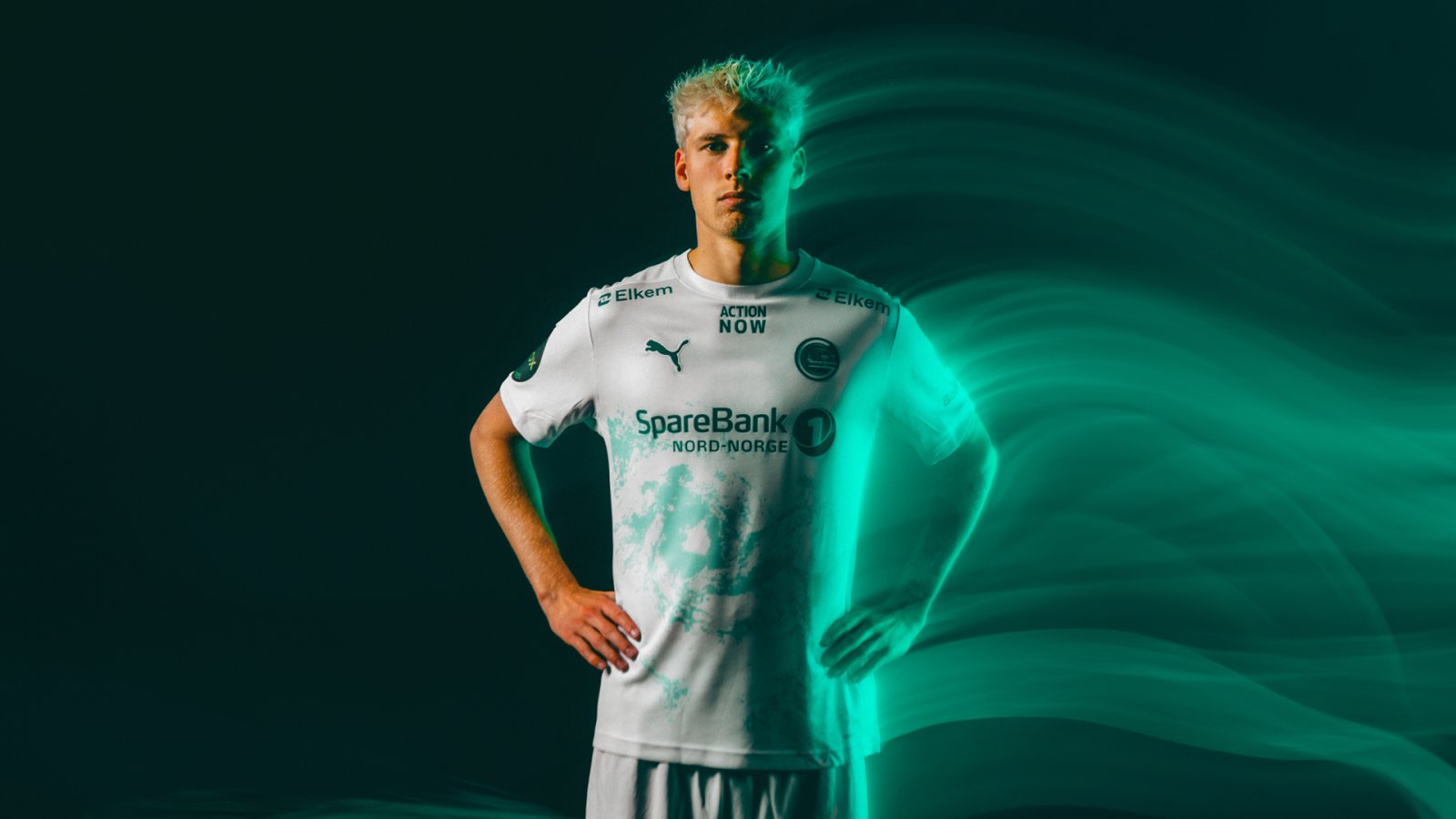 Glimt-spiller Albert Grønbæk poserer i Glimt nye hvite tredjedrakt. Drakten har straumvirvler fra Saltstraumen trykket på drakten. Alle logoer er grønne.