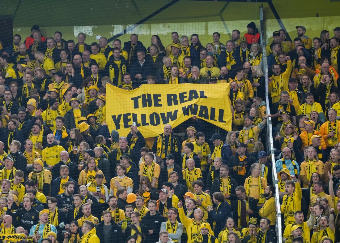 Glimt-supporterne forsøkte å erte på seg Dortmund-fansen med et banner med teksten "Den ekte gule veggen" da lagene møttes i 2025