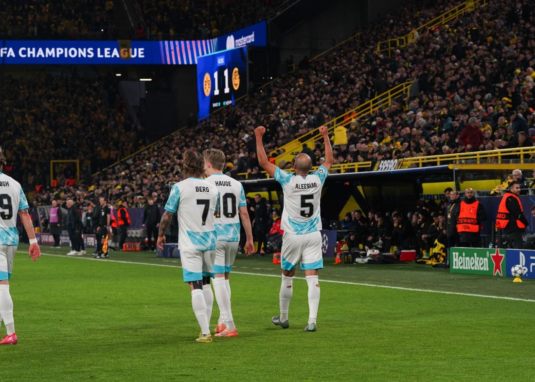 Haitam Aleesami feirer 1–1-scoringen sin i Dortmund i desember 2025