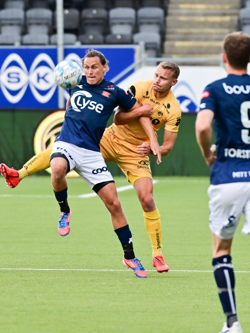 Marius Lode i duell med Vikings Tommy Høiland i kampen på Aspmyra i fjor.