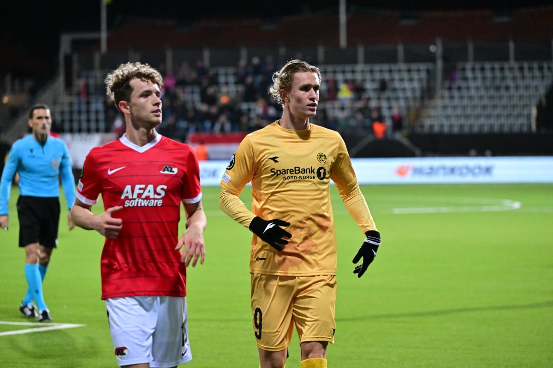 Ola Solbakken sammen med Håkon Evjen fra AZ Alkmaar under kampen mellom Bodø_Glimt og AZ Alkmaar på Aspmyra mars 2022.JPG
