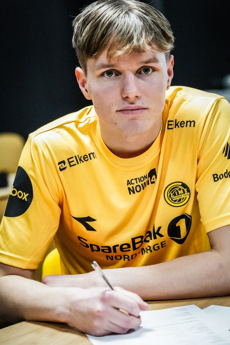 Mats Pedersen signerte søndag sin første A-lagskontrakt med Bodø/Glimt. Foto: Niklas Aune Johnsen