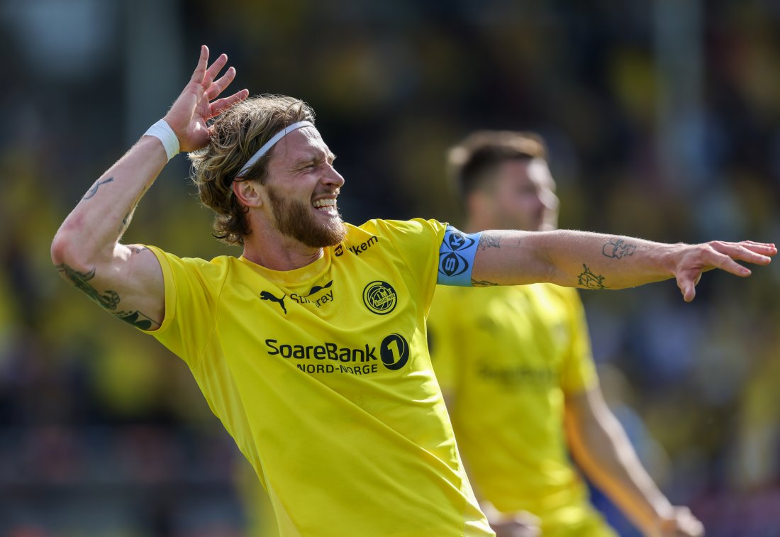Kasper Høgh feirer scoring mot Sandefjord på Aspmyra i 2025