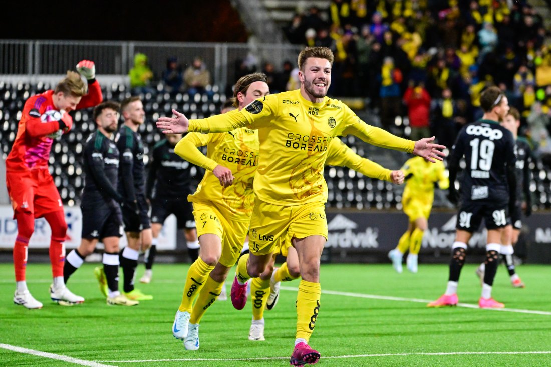 Fredrik André Bjørkan jubler for scoring mot Rosenborg på Aspmyra høsten 2024