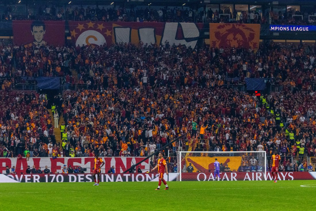 ISTANBUL, TURKEY - SEPTEMBER 30: Galatasaray players is in action with Liverpool players during the UEFA Champions League 2025/26 League Phase MD2 match between Galatasaray A.S. and Liverpool FC at Ali Sami Yen Spor Kompleksi on September 30, 2025 in Istanbul, Turkey. (Photo by Burak Kara - UEFA/UEFA via Getty Images)