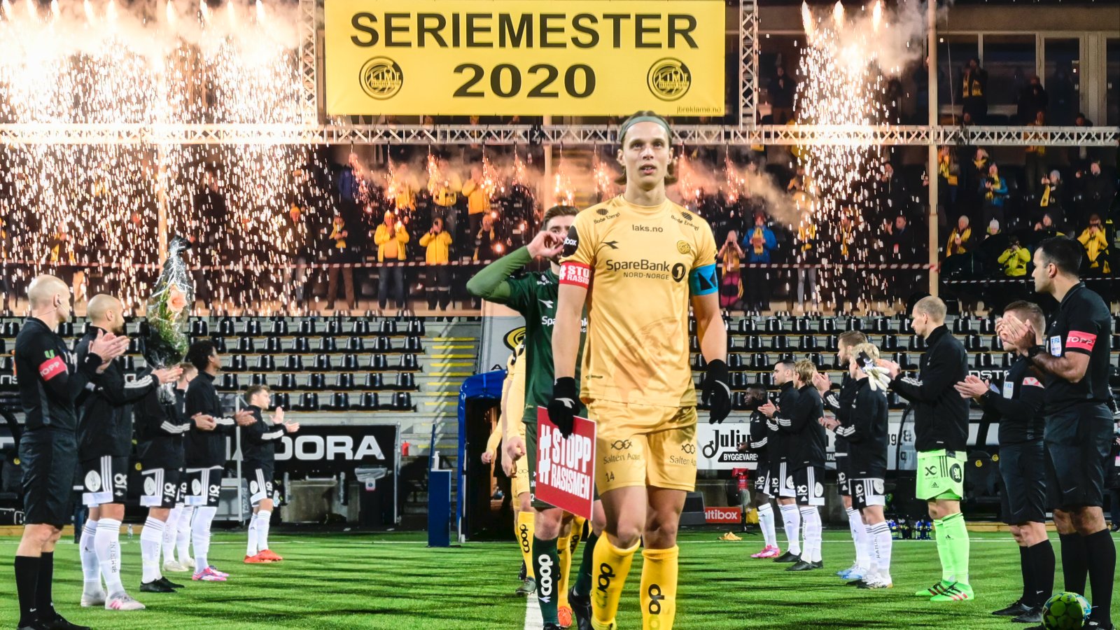 Ulrik Saltnes leder laget inn på banen før kampen mot Rosenborg på Aspmyra i 2020. Rosenborgspillerne har stilt seg opp som æresvakt for den suverene seriemesteren