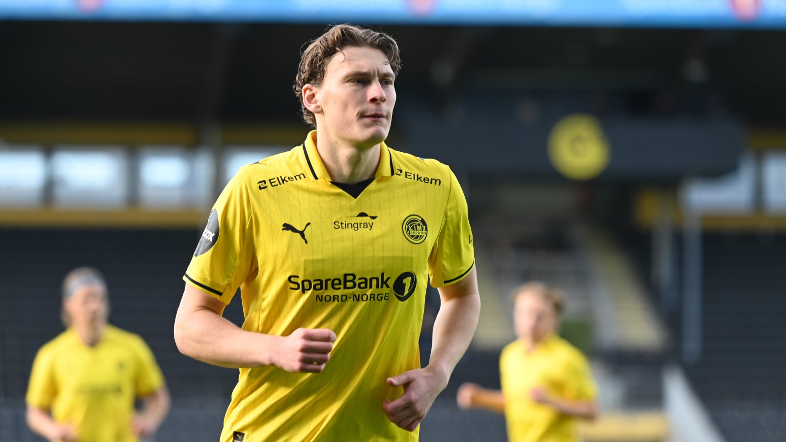 Glimt-spilleren Isak Dybvik Määttä poserer i gul drakt på Aspmyra. 