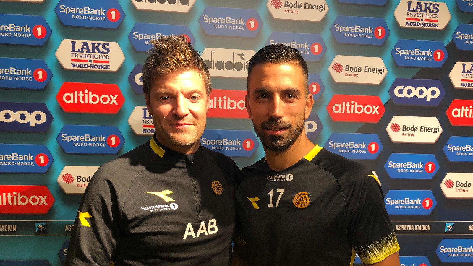 Sportslig leder Aasmund Bjørkan og Isidoro etter forlengelsen av kontrakten.