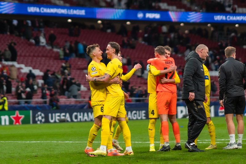 Jostein Gundersen har hatt mange store opplevelser i Glimt-drakta. Her med Andreas Helmersen etter seieren i Madrid. Foto: Vilde Hiller Rasmussen