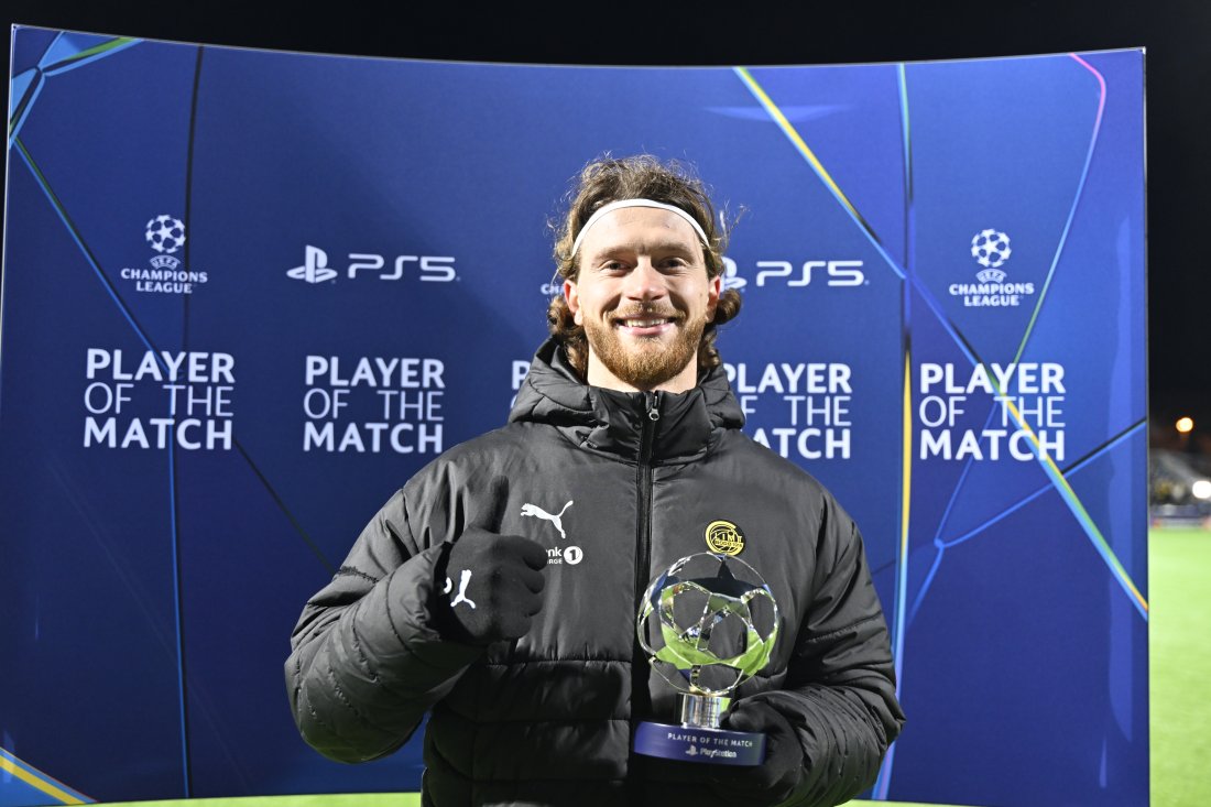 Kasper Høgh feirer med banens beste-prisen mot Inter. 