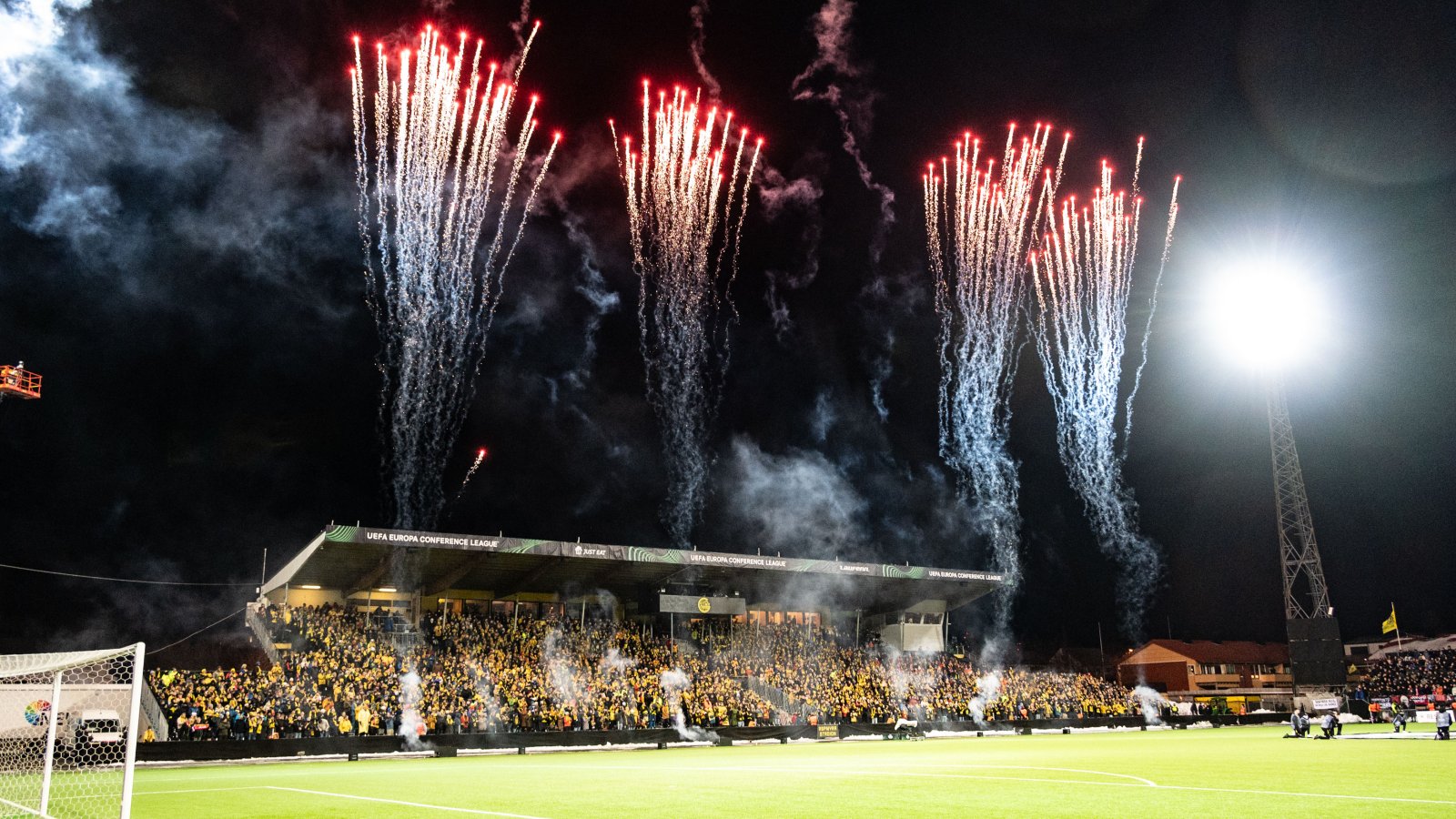 Fyrverkeri på Aspmyra stadion i Bodø før avspark i Conference League-kampen mellom Bodø/Glimt og Ajax i februar 2024