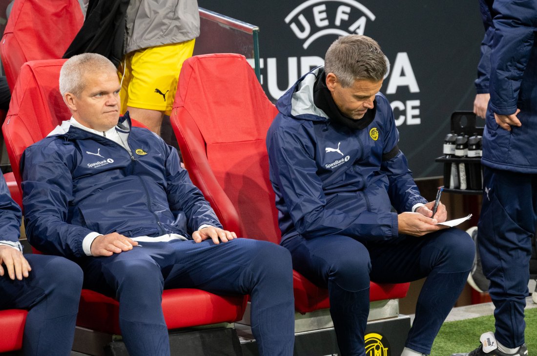 Gaute Helstrup og Kjetil Knutsen gjør siste forberedelser på benken før bortekampen mot Ajax i Amsterdam i februar 2024