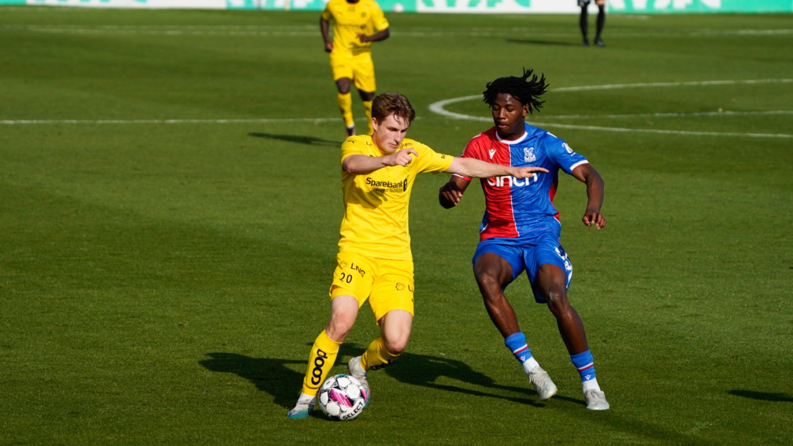 Bodø/Glimt-spiller Fredrik Sjøvold i duell med en Crystal Palace-spiller om ballen under treningskampen i mars 2024 i Spania