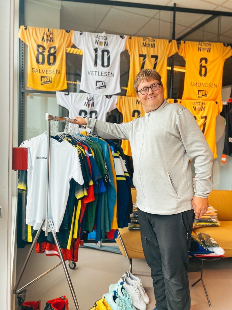 Butikkmedarbeider, John Håkon Nybakk viser stolt frem noe av det som skal få nye eiere.