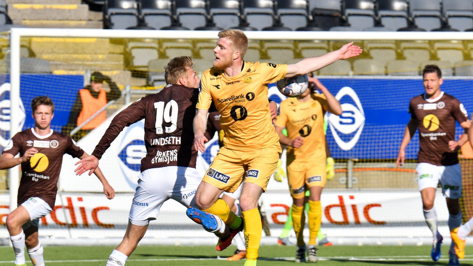 Emil Jonassen (3) i luftduell med Mjøndalen-spiller Jonathan Lindseth (19). Kampen endte til slutt 1-0 til de helgule. FOTO: Kent Even Grundstad