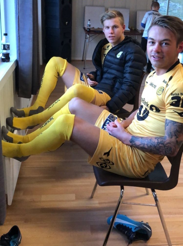 Jens Petter Hauge og Patrick Berg varmer seg under opptak på Lovund.