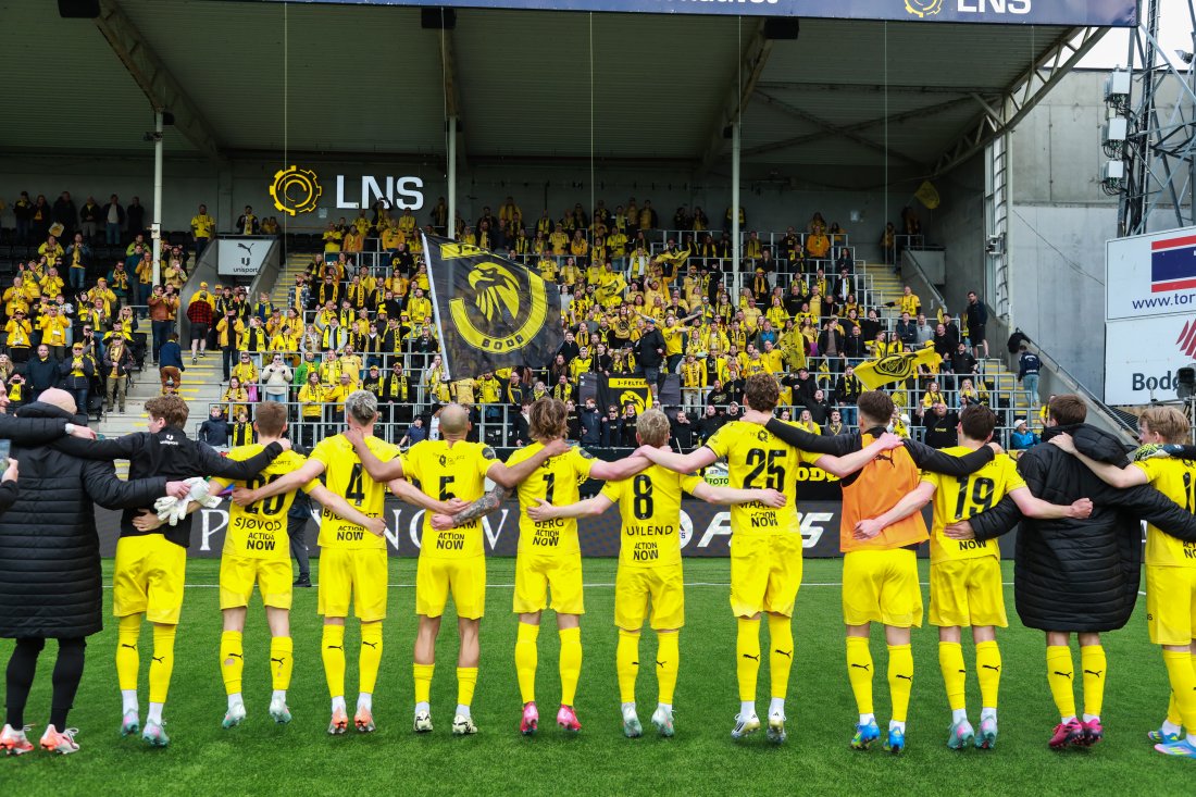 Glimt-spillerne takker J-feltet på LNS-tribunen etter helgens 3–0-seier over Brann