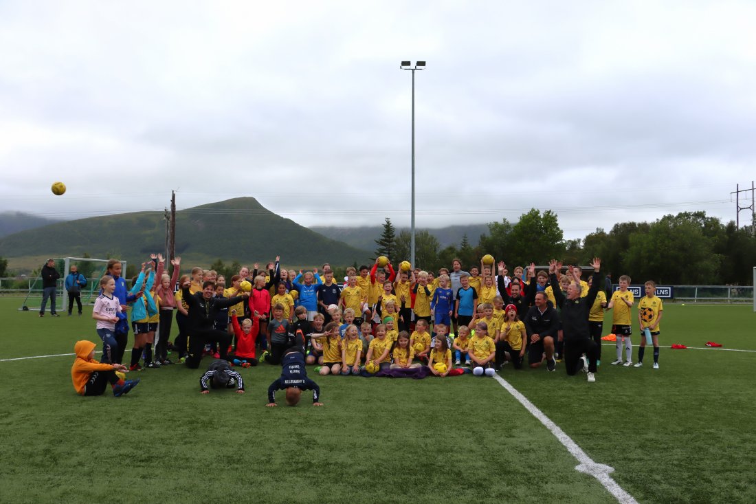 Lagbilde fra LNS fotballskole på Risøyhamn i 2023