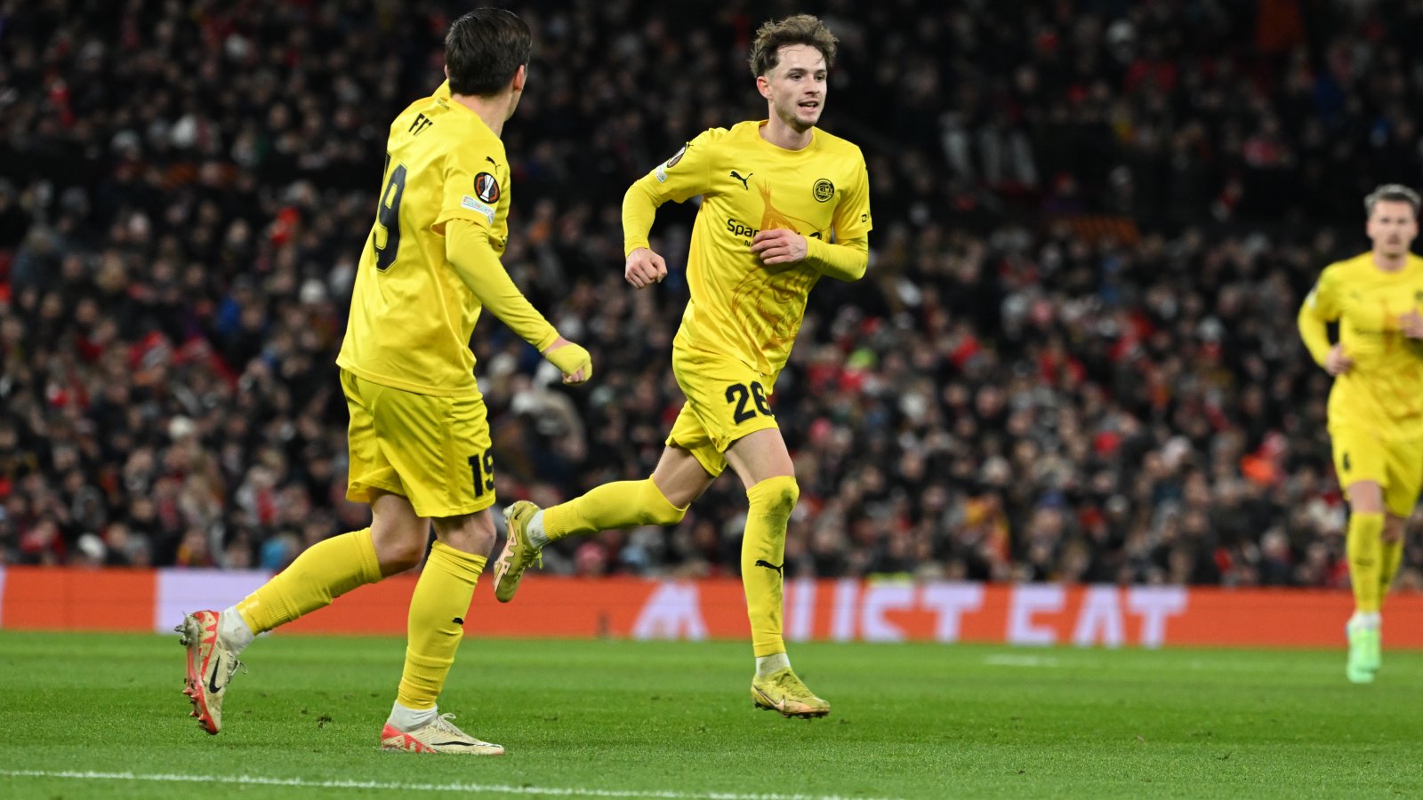 Håkon Evjen og Sondre Brunstad Fet jubler for scoring mot Manchester United på Old Trafford 28. november 2024