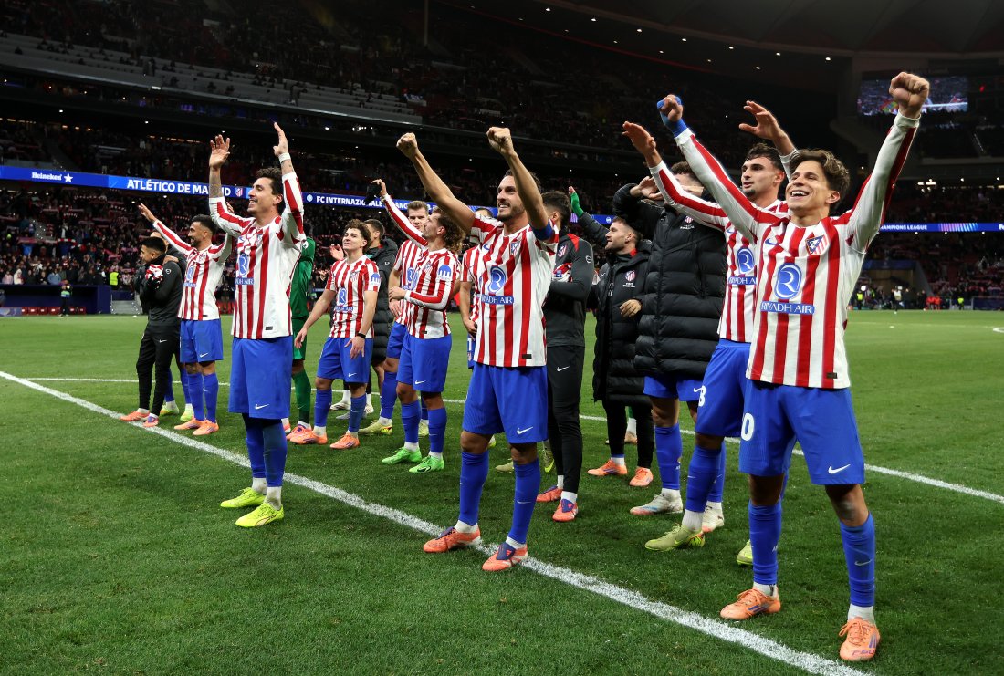MADRID, SPAIN - NOVEMBER 26: Atletico de Madrid players acknowledge the fans after the team's victory in the UEFA Champions League 2025/26 League Phase MD5 match between Atletico de Madrid and FC Internazionale Milano at Estadio Metropolitano on November 26, 2025 in Madrid, Spain. (Photo by Florencia Tan Jun - UEFA/UEFA via Getty Images)