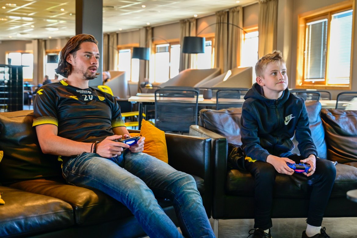 Amor Layouni spilte FIFA i Sportsbaren på Åpen dag.