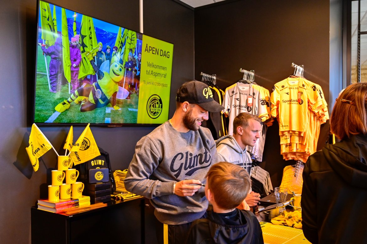 Philip Zinckernagel og Marius Lode signerte og solgte utstyr i supportershop'en.