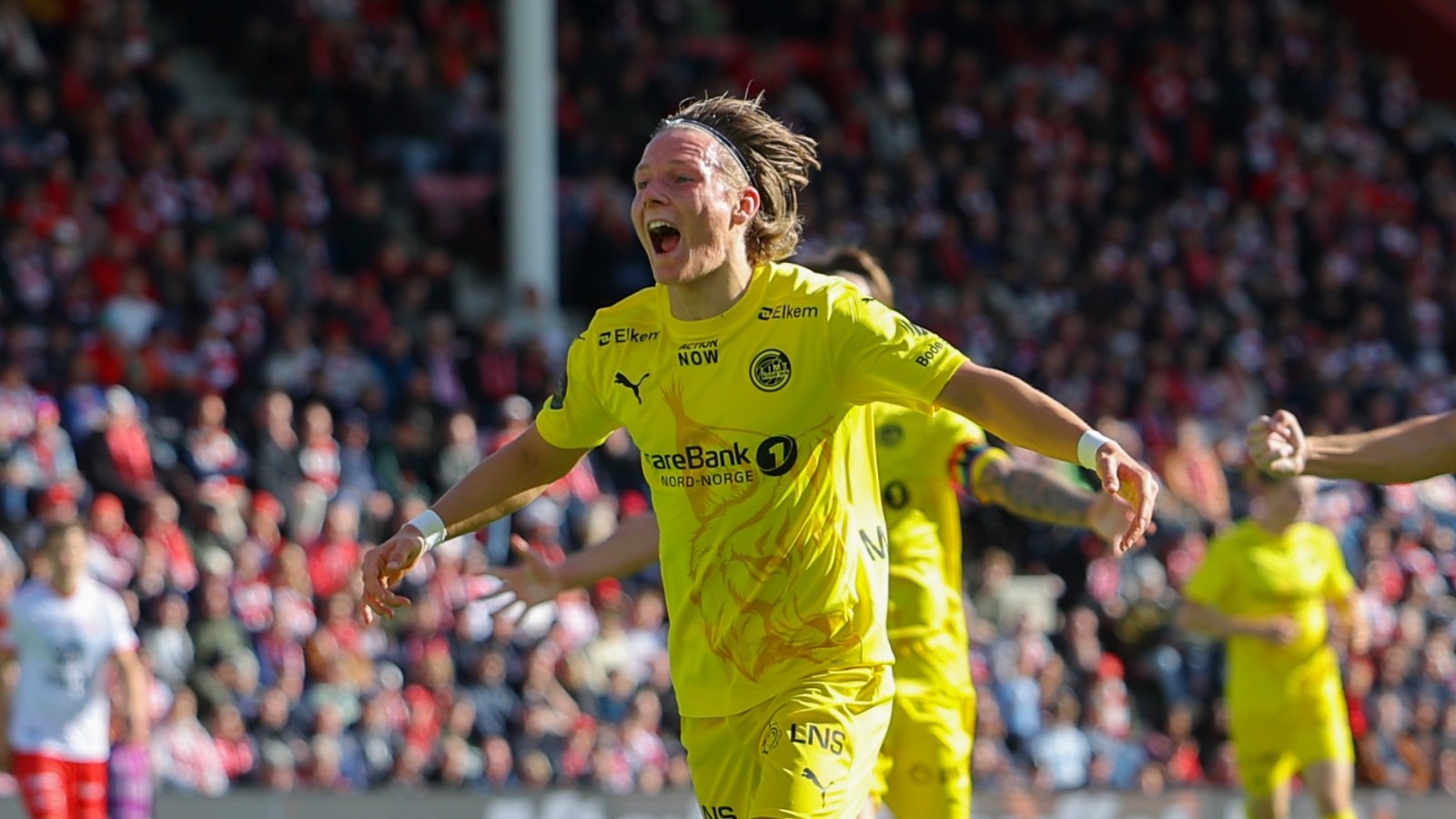 August Mikkelsen jubler for scoring foran Glimt-supporterne i 2-0-seieren i Fredrikstad i første serierunde i 2024