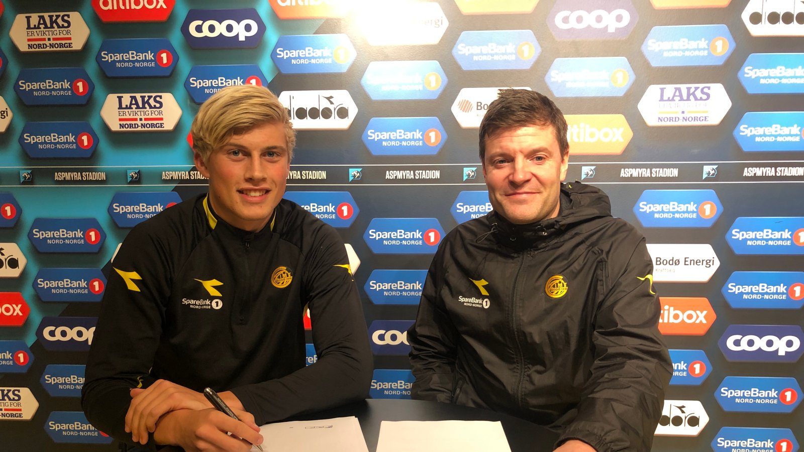 Martin Mjelde og Aamund Bjørkan. Martin Mjelde signerer proffkontrakt.