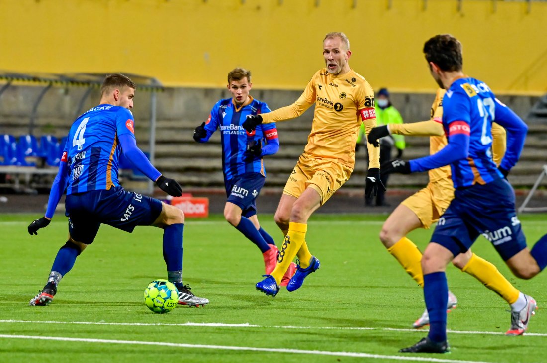 Vegard Leikvoll Moberg mot tre stabækspillere på Aspmyra i november 2020.jpg