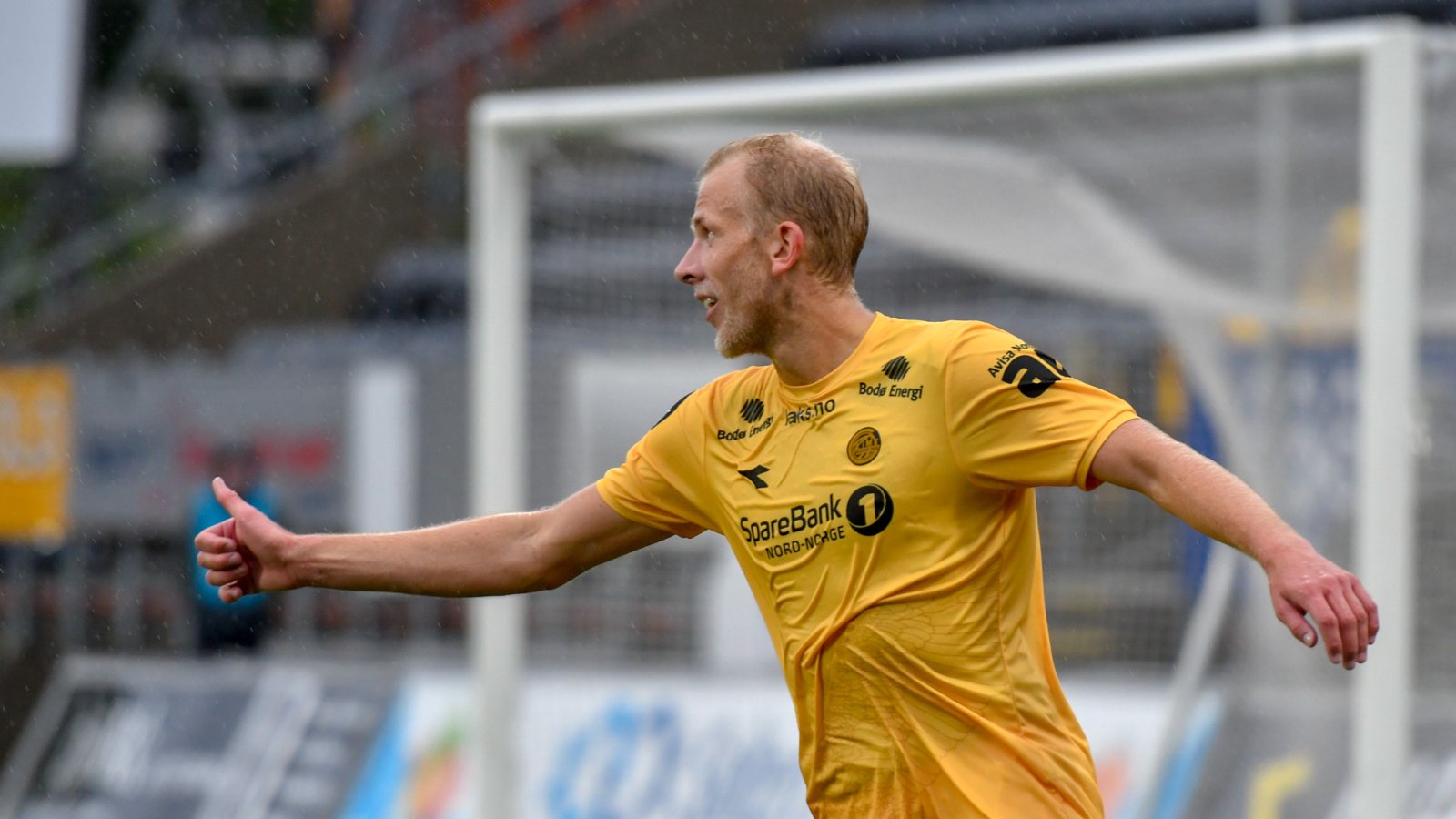 Vegard Leikvoll Moberg gir tommelen opp under kampen mot Kristiansund.