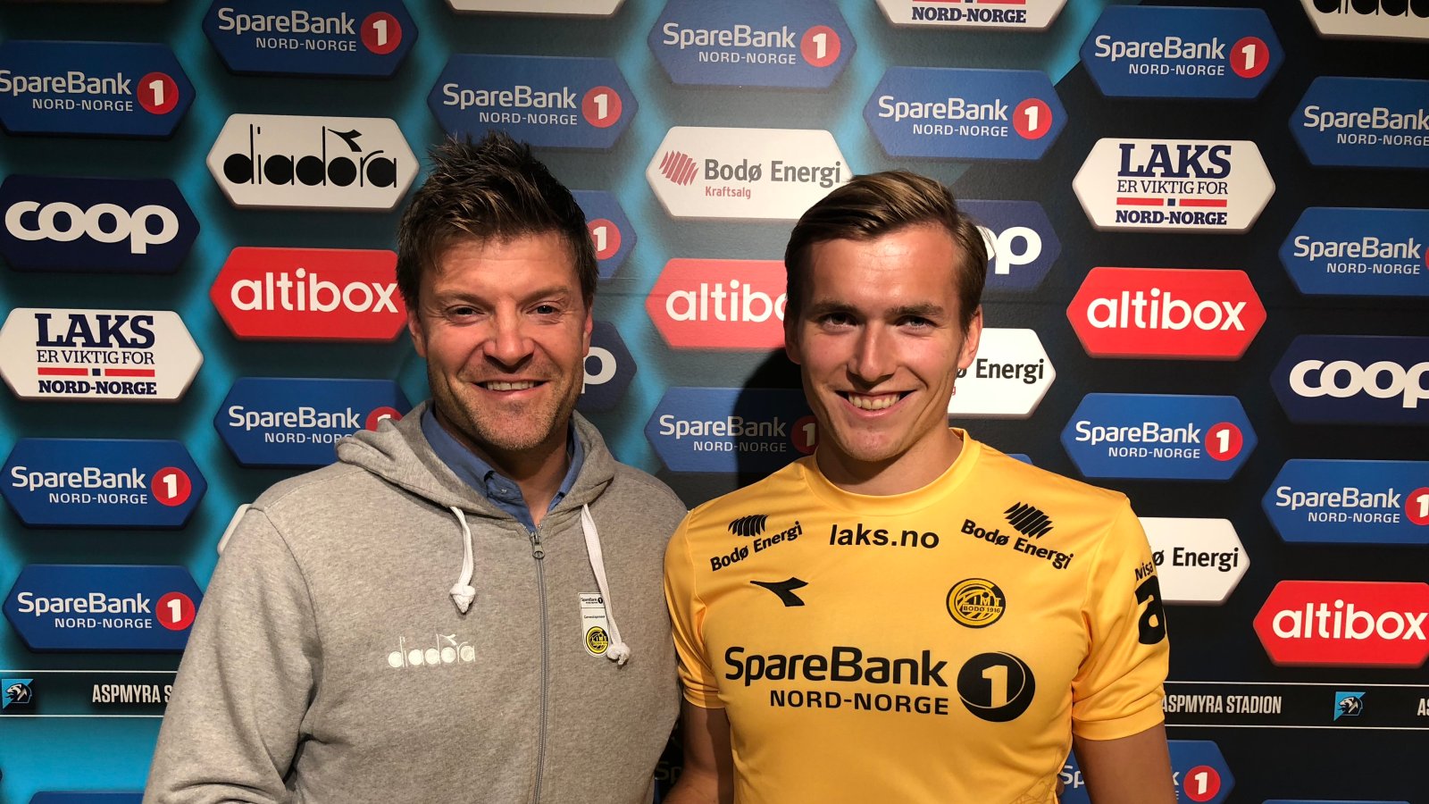 Aasmund Bjørkan og Morten Konradsen etter signeringen. 